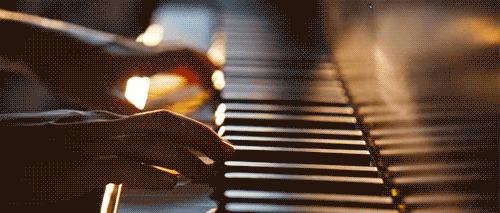 上海复旦大学校花开车去新天地,从外滩下来的复旦校花