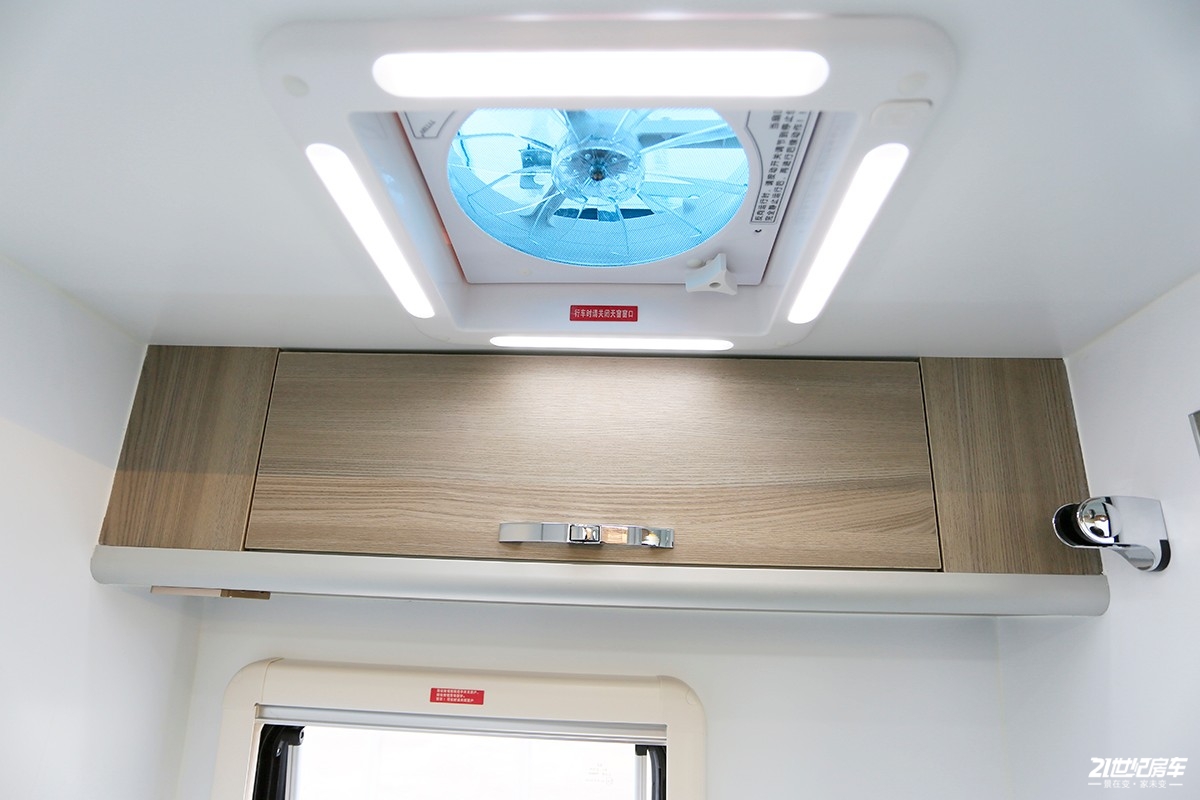 性价比入门房车,新飞国六平头轻卡房车