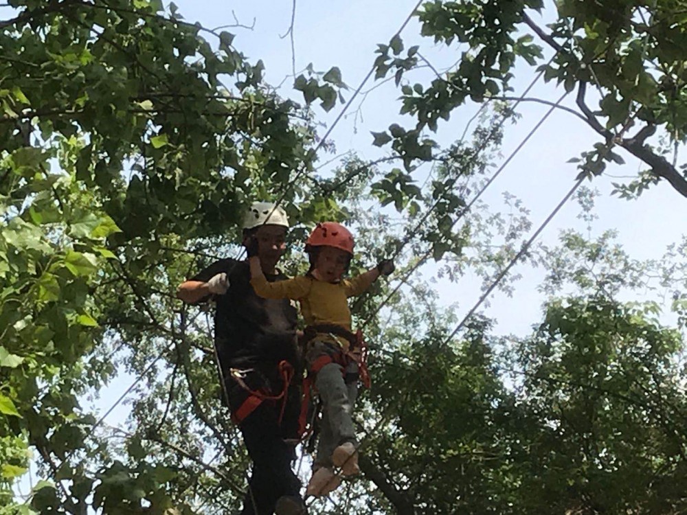 足球小镇建业网红桥,建业足球小镇攀岩