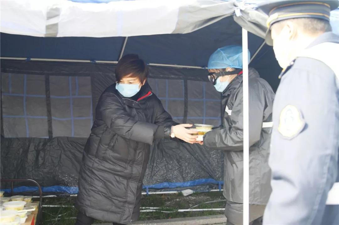 南浔这家企业每天向卡点送去150多份爱心餐