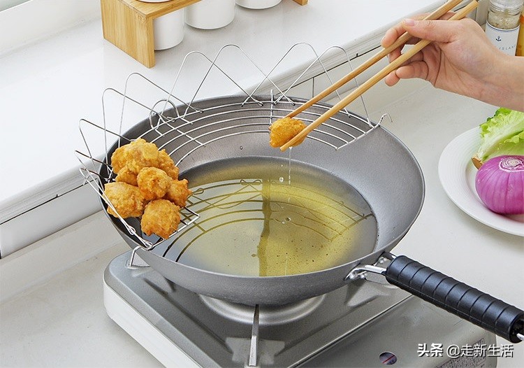 避免炒菜时油花四溅,做菜怕被油溅到