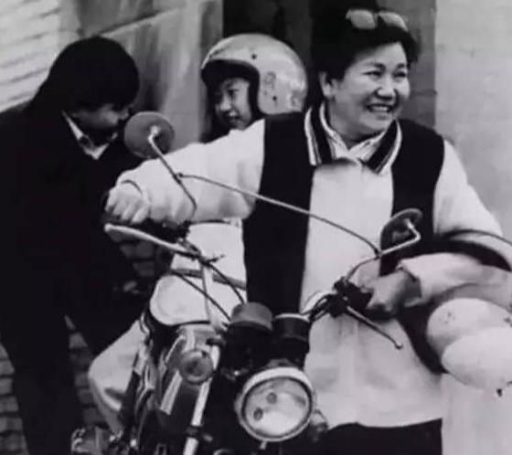 连登春晚24年现状,连登春晚8年走红后却回归家庭