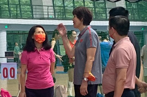 郎平香港观战评价,郎平现场教排球基本功