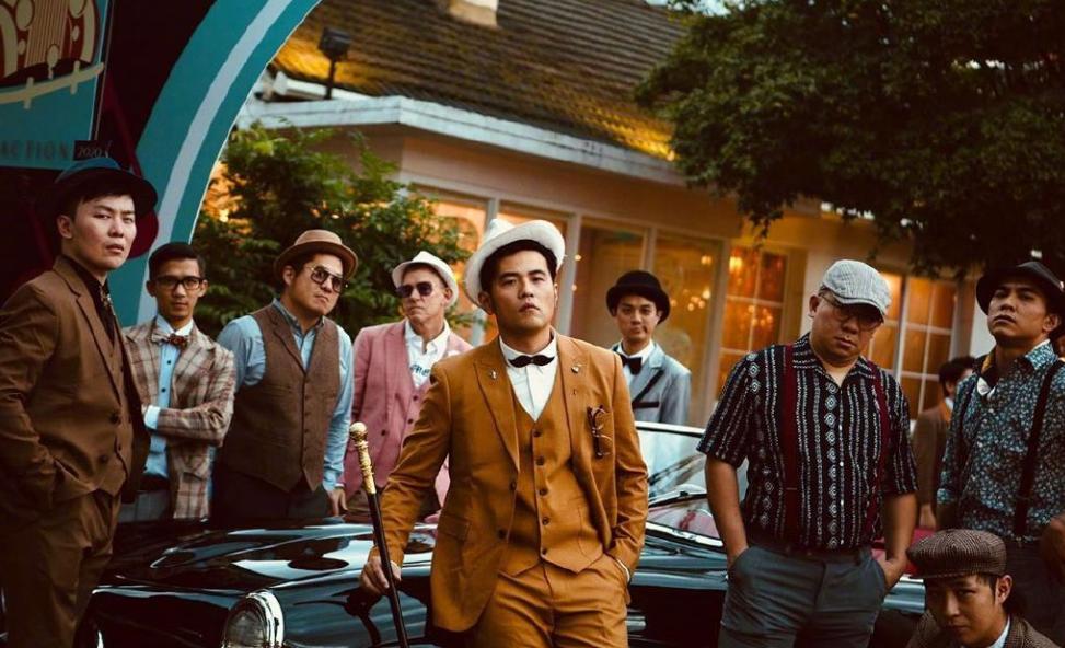 周杰伦比赛也不忘耍帅,周杰伦打游戏然后线下打球