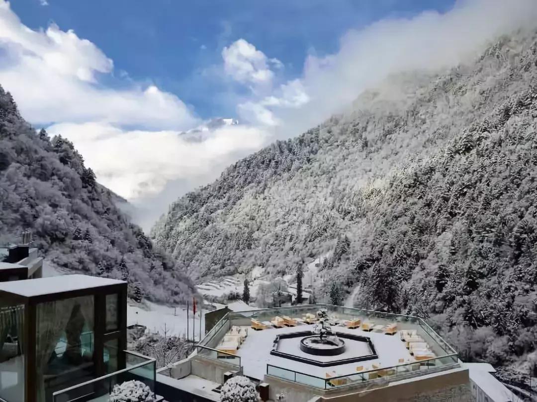 阿坝州又一处绝对秘境,雪山红石全部免费看,成都出发可耍2天!