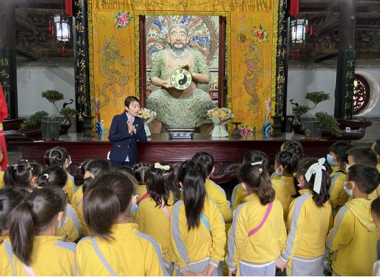 传承文化情系教育——天水畅和幼儿园向天水市博物馆社会服务部赠送宣教锦旗