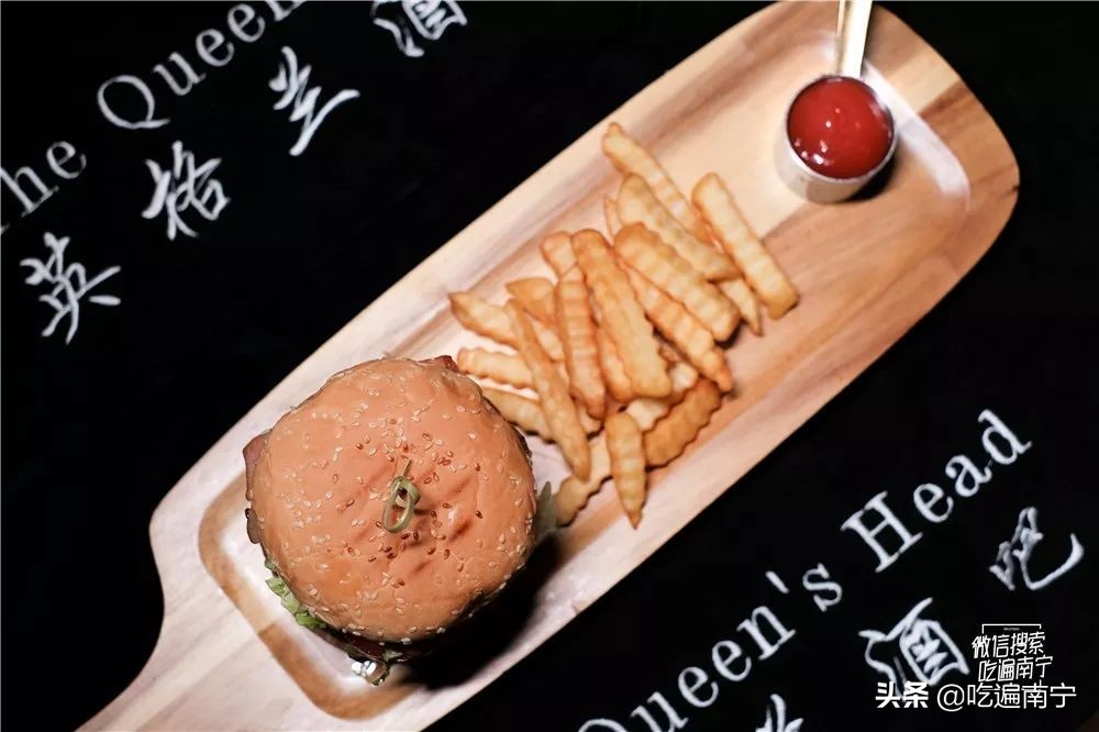 江北大道一家“特别”的酒吧，走进去发现全是外国人