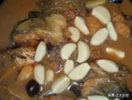 大蒜烧鲶鱼的正宗做法,大蒜烧鲶鱼鲶鱼要炸过吗
