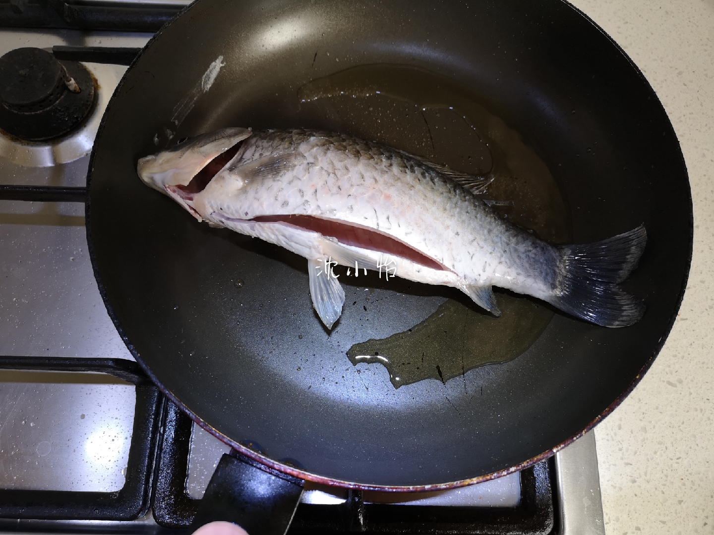 怎么煎鱼不粘锅不掉皮简单,煎鱼怎么煎不粘锅不掉皮窍门