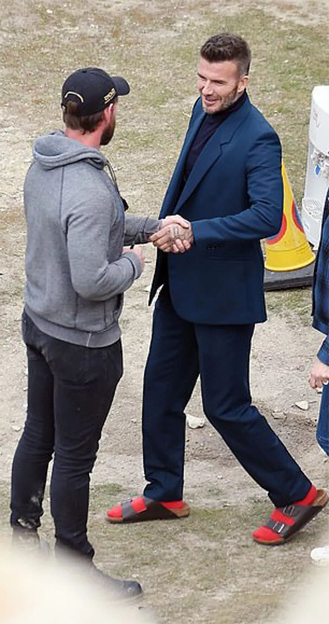 贝克汉姆上街穿搭,年轻时贝克汉姆西装帅气