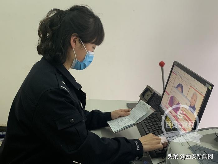 民警赶往医院为老人补办身份证,派出所上门为老人补身份证