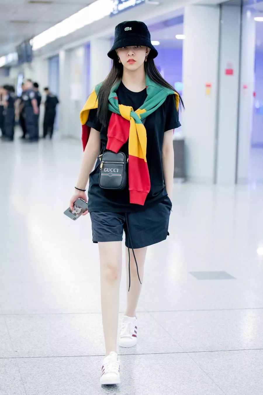 今年最火的斜挎腰包,腰包该怎么搭配