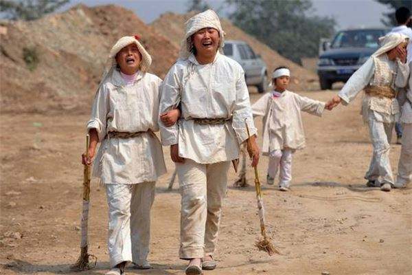 传统的丧事程序与内容,各地的丧事风俗习惯不一样