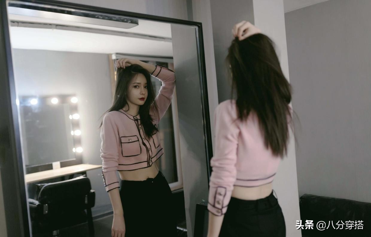 沈梦辰白衬衫黑西服配链条短裙,沈梦辰把粉色西装穿出了时尚感