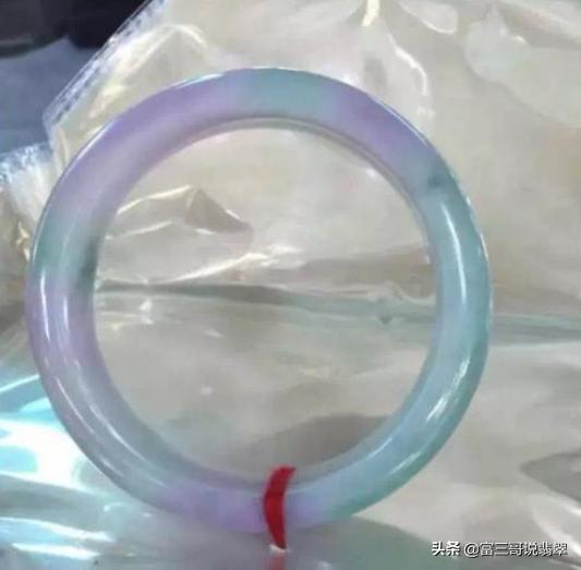 价值上亿的翡翠你知道几个呢,翡翠市场几十块钱的翡翠