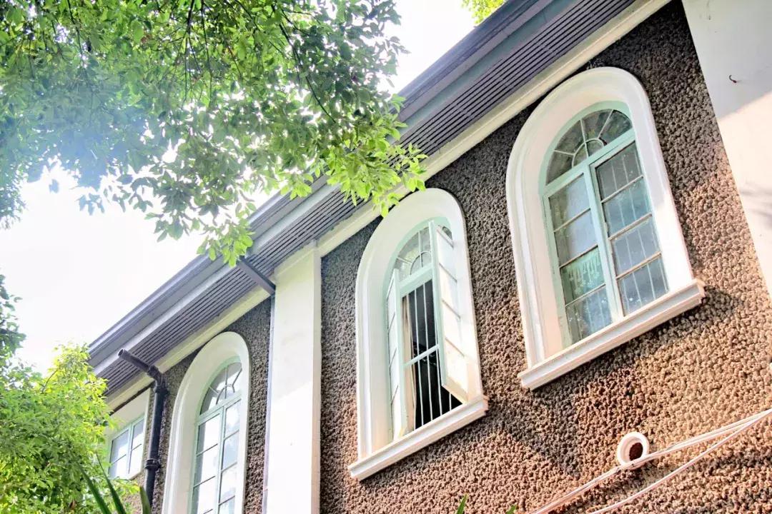 武昌这所低调的大学坐拥一线江景，教学楼窗外就是黄鹤楼