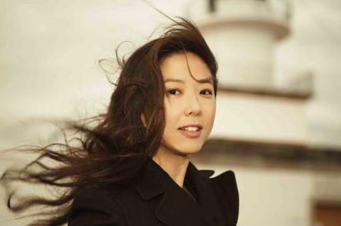 开车跌落悬崖被救,开车滚下山坡被人救起