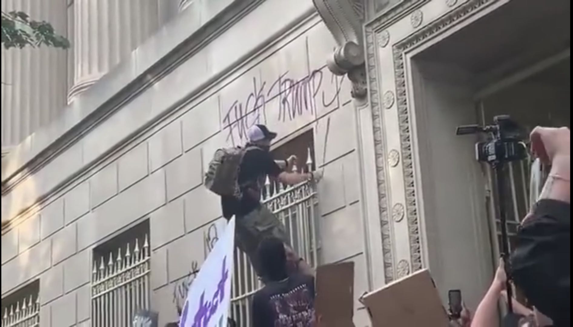 美国警察*力暴**，黑人之死，特朗普大厦被围，特朗普为何不为所动