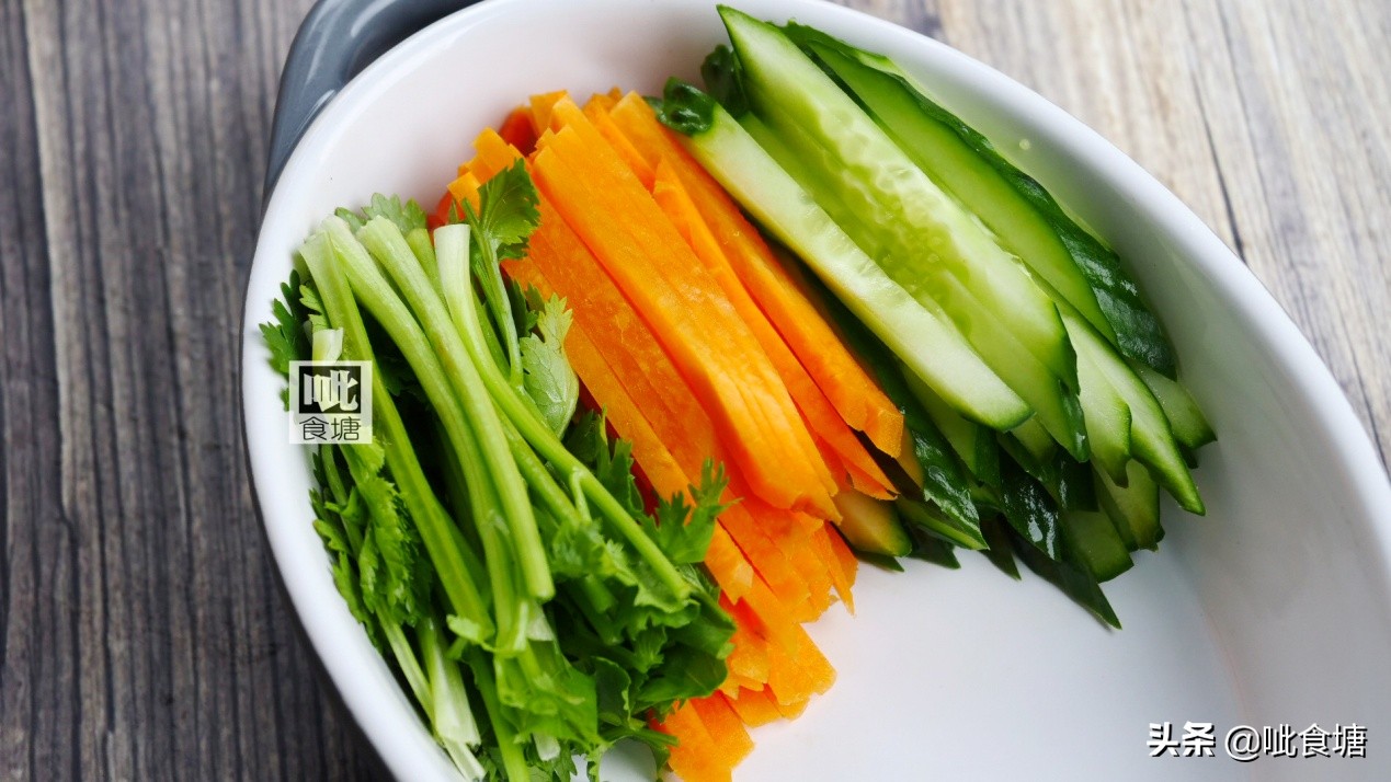 猪皮可以有几种方法吃,猪皮好吃又简单家常做法