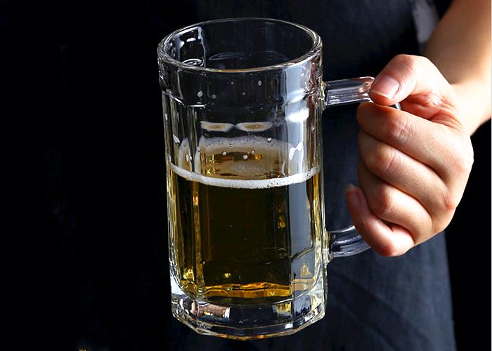 啤酒为什么要弄一圈锡箔纸,啤酒瓶口的锡纸有什么用