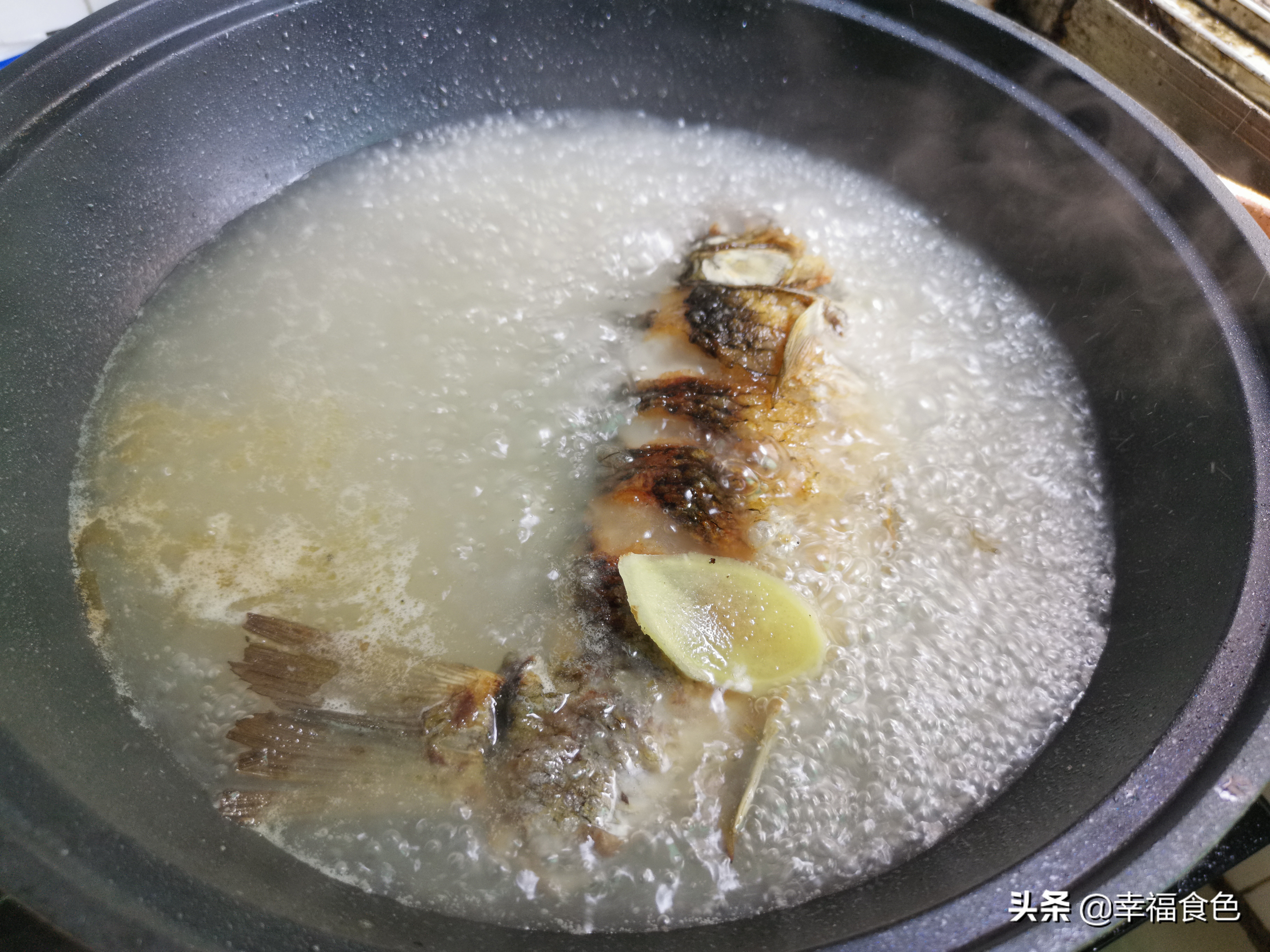 为什么冬天的鲫鱼熬汤不会白,鲫鱼用什么料熬汤好喝