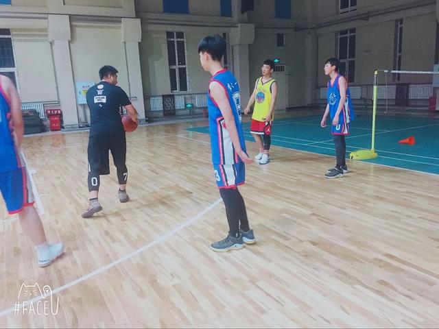 初中体育课篮球交叉步持球突破,篮球优质课滑步教学设计