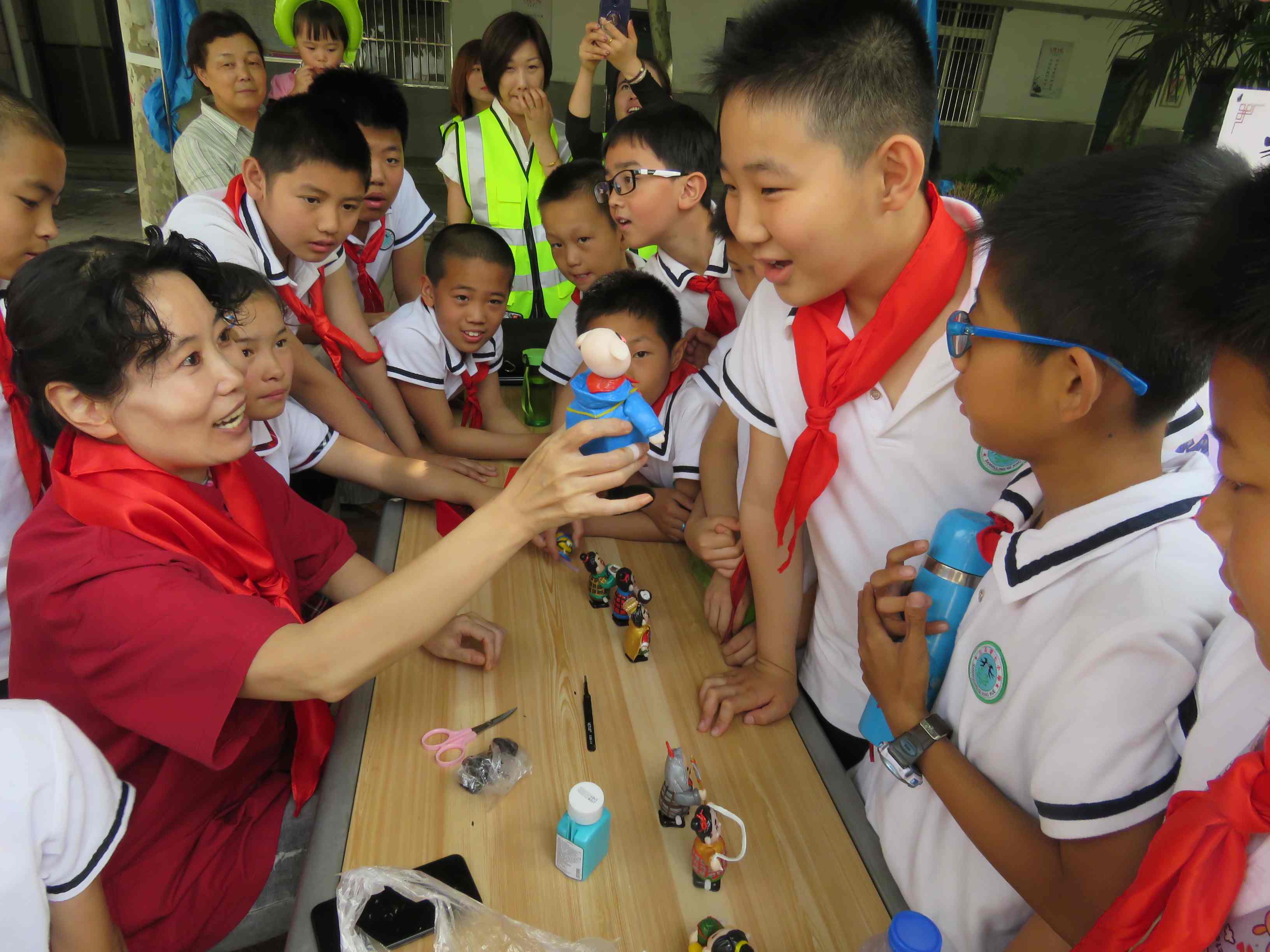 陕西非遗联盟把传统技艺带进校园学生们开心迎六一
