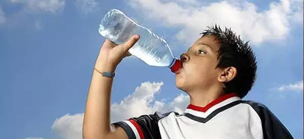 绿色儿童足球防护装备,运动夏令营必备用品