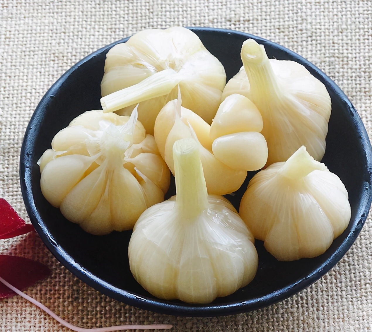 自制糖蒜的正确腌制方法,糖蒜这样做酸脆可口密封十天可吃