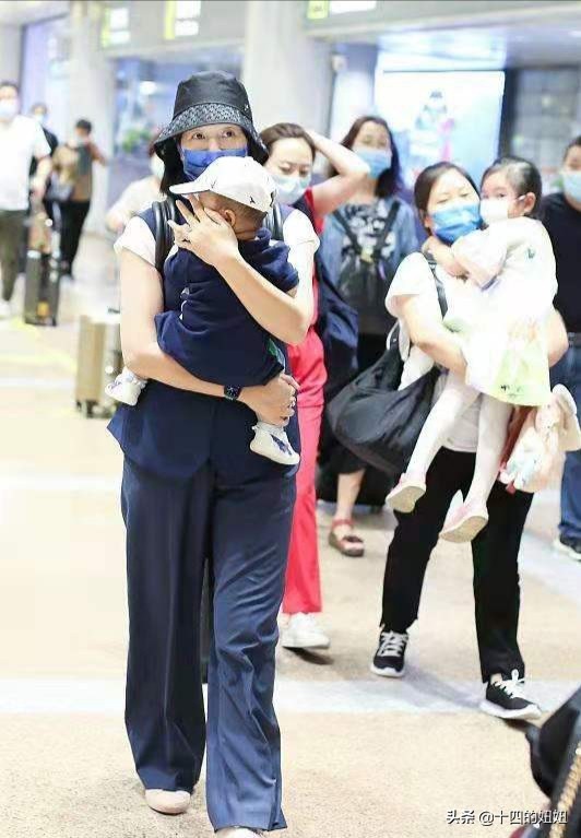 朱丹久违晒一家四口秀幸福,朱丹后街男装