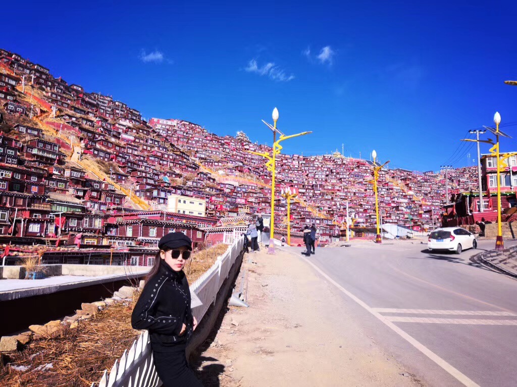 色达惊艳世界的佛国圣境,一身红衣隔红尘