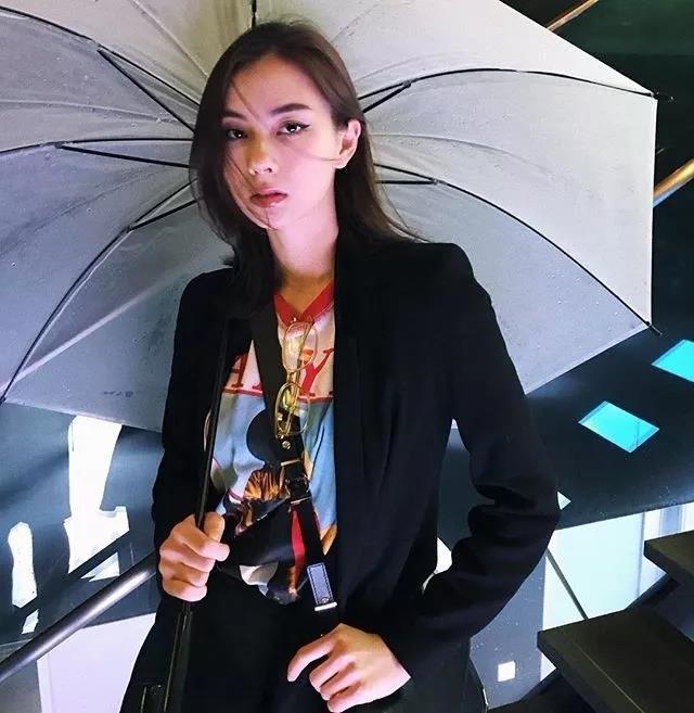 日本小野模突然爆火，*服私**穿搭也超出众，女大佬形象太抢眼