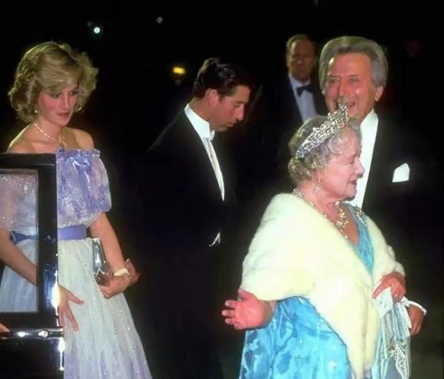 英女王母亲宠爱戴安娜,英女王哈里奶奶