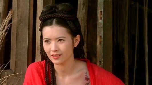 蓝洁瑛并非真的神经，而是逃避