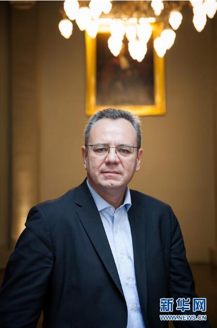 任正非办公桌上艰苦奋斗的杯子,任正非办公桌放的本书名字叫什么