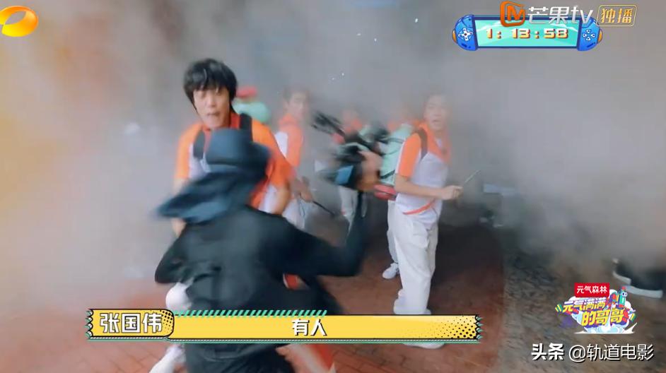 杨洋vr踢球,元气满满的哥哥杨洋踢球