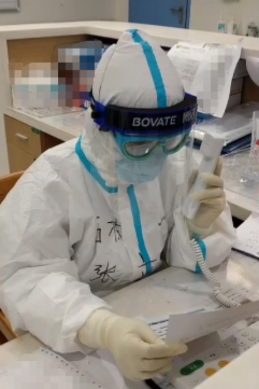 武汉直击丨“看不清你的脸，但我记得你精心照顾我的样子”