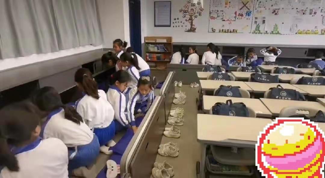 教室设置午休床,深圳一小学班级内设置午休床