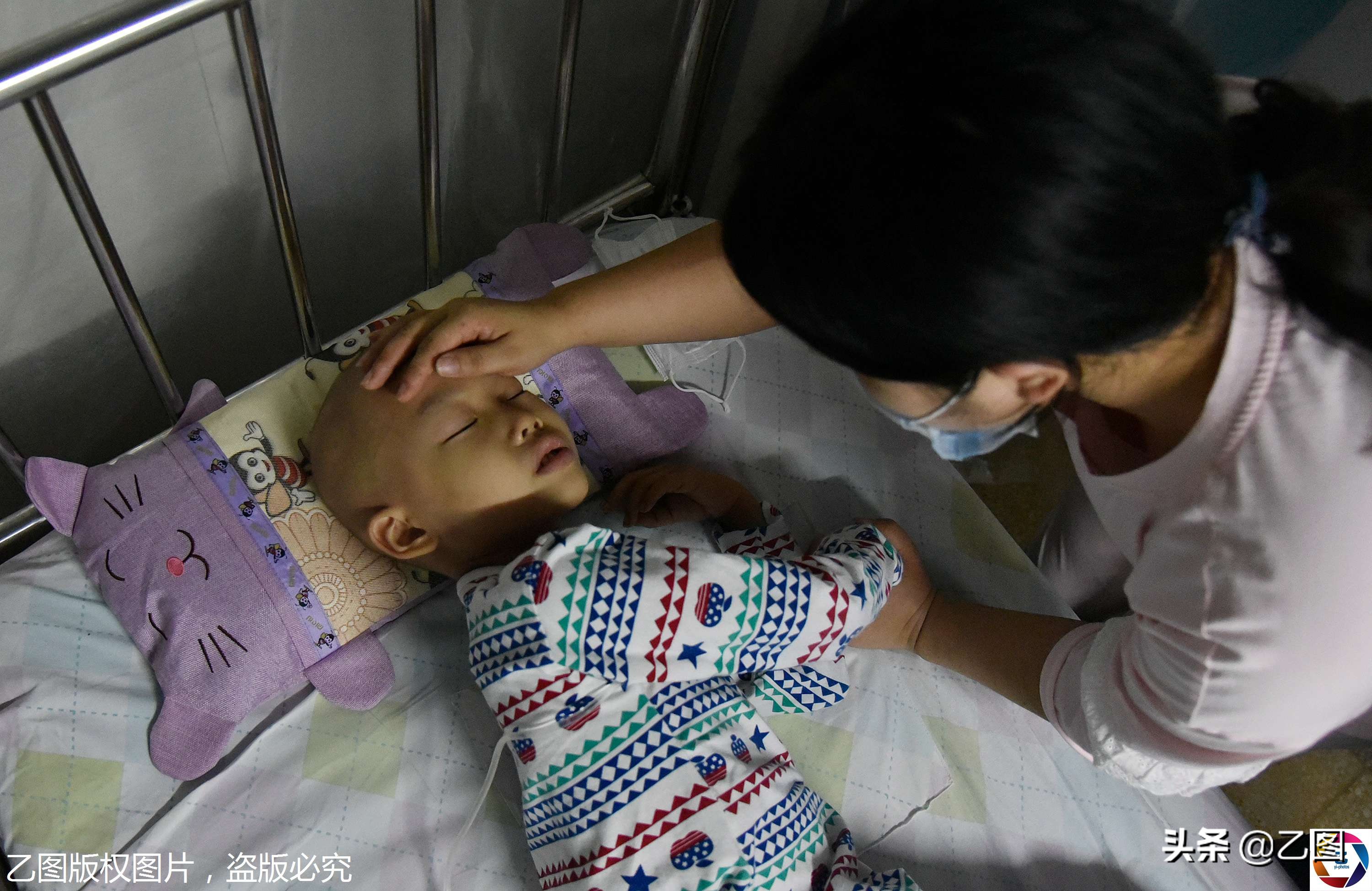 故事：长沙一男子高温下扛包爬楼，挥汗如雨，却扛不起儿子的生命