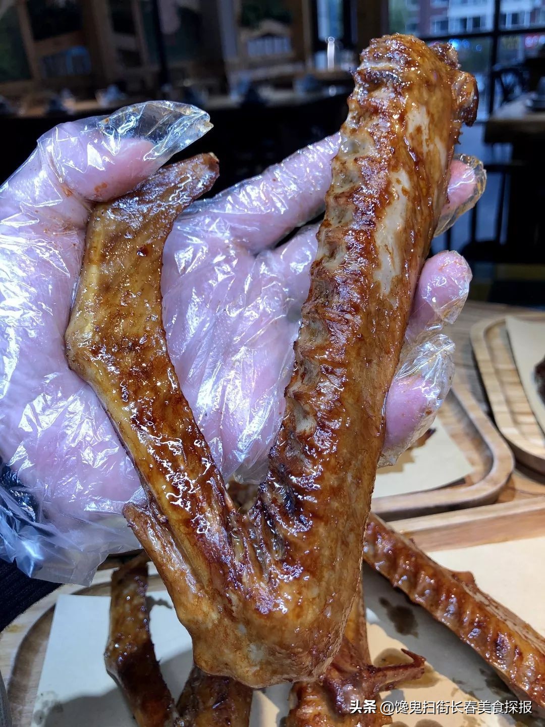 二道老厂区奇店。鹅的一切，全都炭火烤。烤鹅脖大锤抡