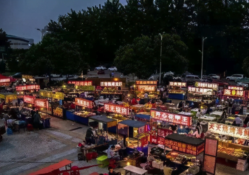 摆摊大妈百万收入,大妈摆地摊卖西瓜年赚30w