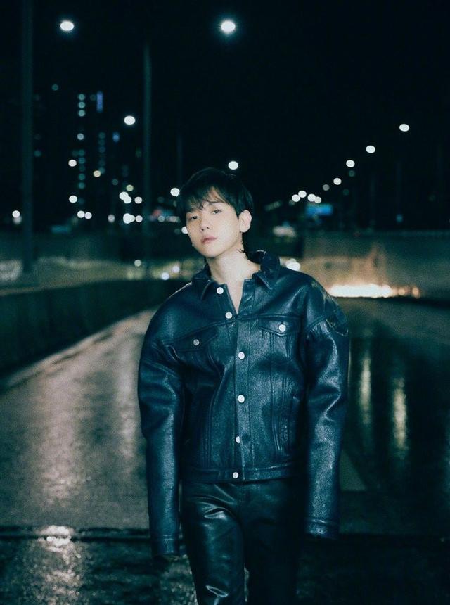 边伯贤理想型红衣黄裤,17年边伯贤黑西装舞台