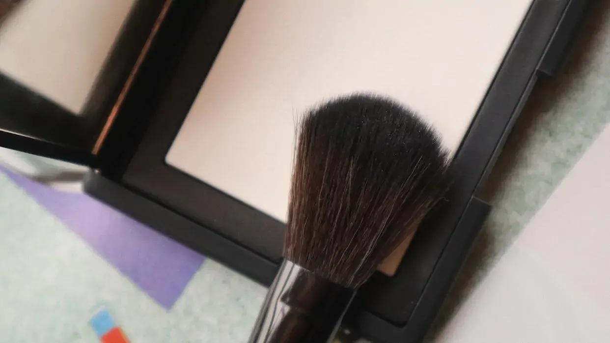 nars定妆有细闪吗,nars蜜粉和玫珂菲哪个适合干皮