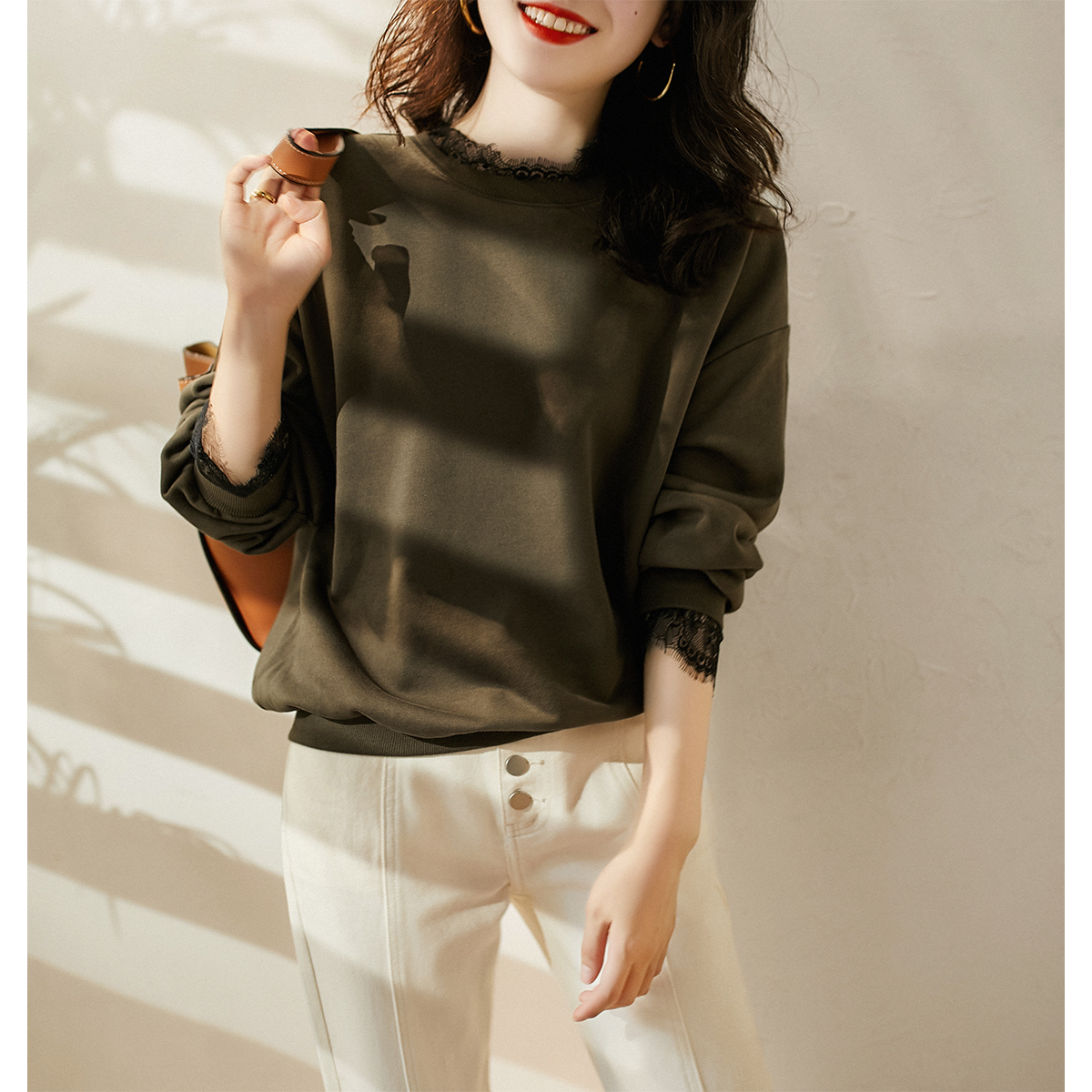 连帽卫衣宽松慵懒风高级感穿搭,卫衣搭配阔腿牛仔裤显瘦秋季穿搭