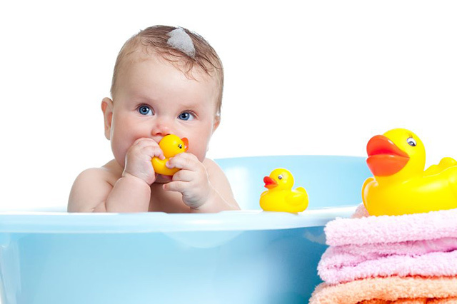 如何帮婴儿洗澡,新手爸爸妈妈如何帮宝宝洗澡