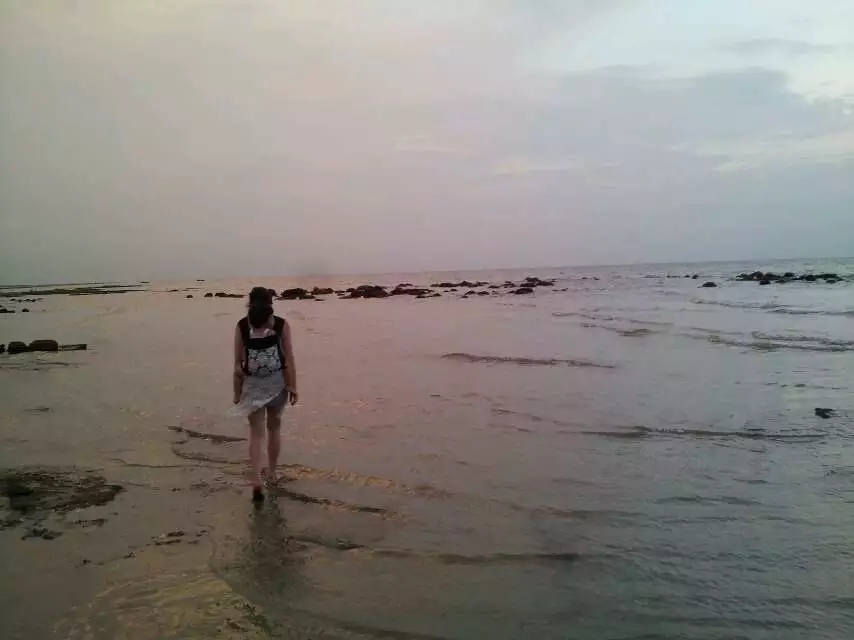 带着孙女去海边,奶奶带着小孙女在北海涠洲岛玩