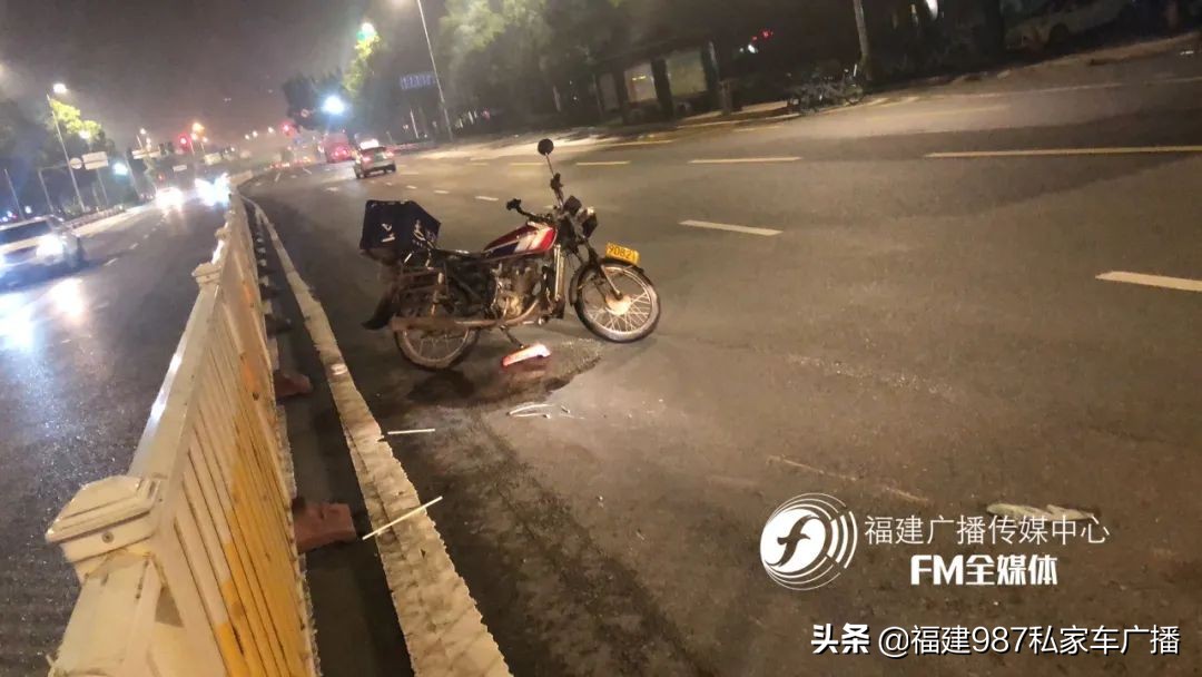 一女子骑共享单车被大卡车撞,开共享汽车被撞了