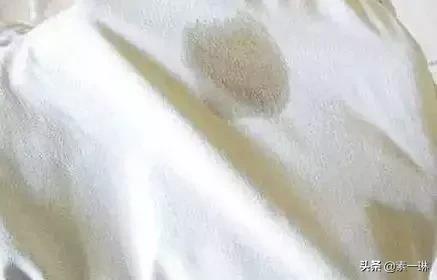 白衬衫t恤发黄,白色衬衫一年没穿发黄怎么办