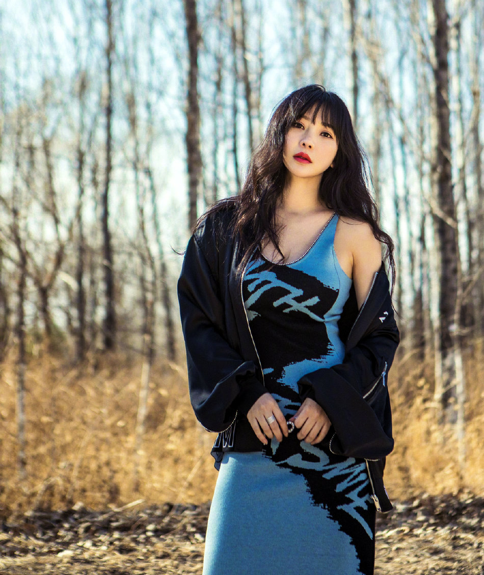 38岁柳岩一袭蕾丝长裙出席活动,柳岩圣诞写真