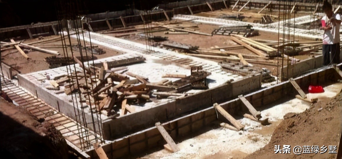 建房填基础后使用防潮膜效果好,农村建房地基怎么样做防潮效果好